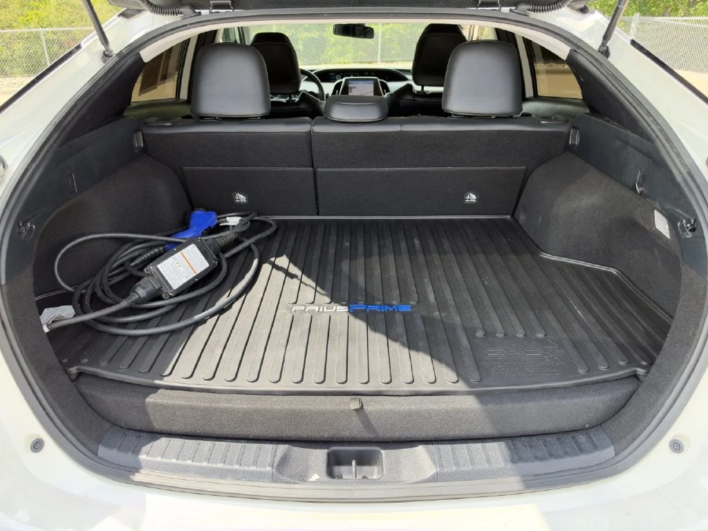 Used 2020 White Toyota XLE image 30