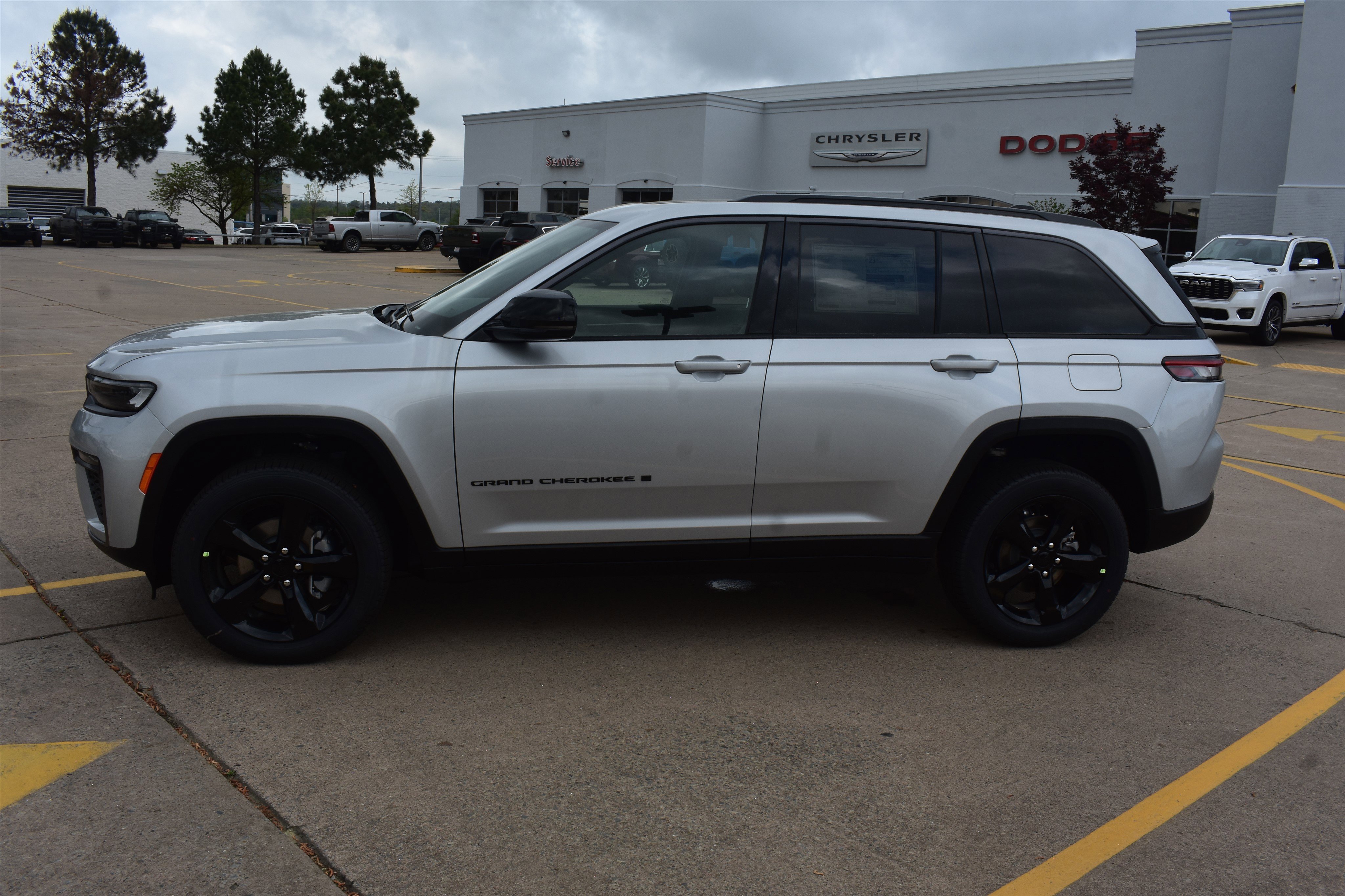 New 2026 Silver Zynith Exterior Paint Jeep Limited image 9