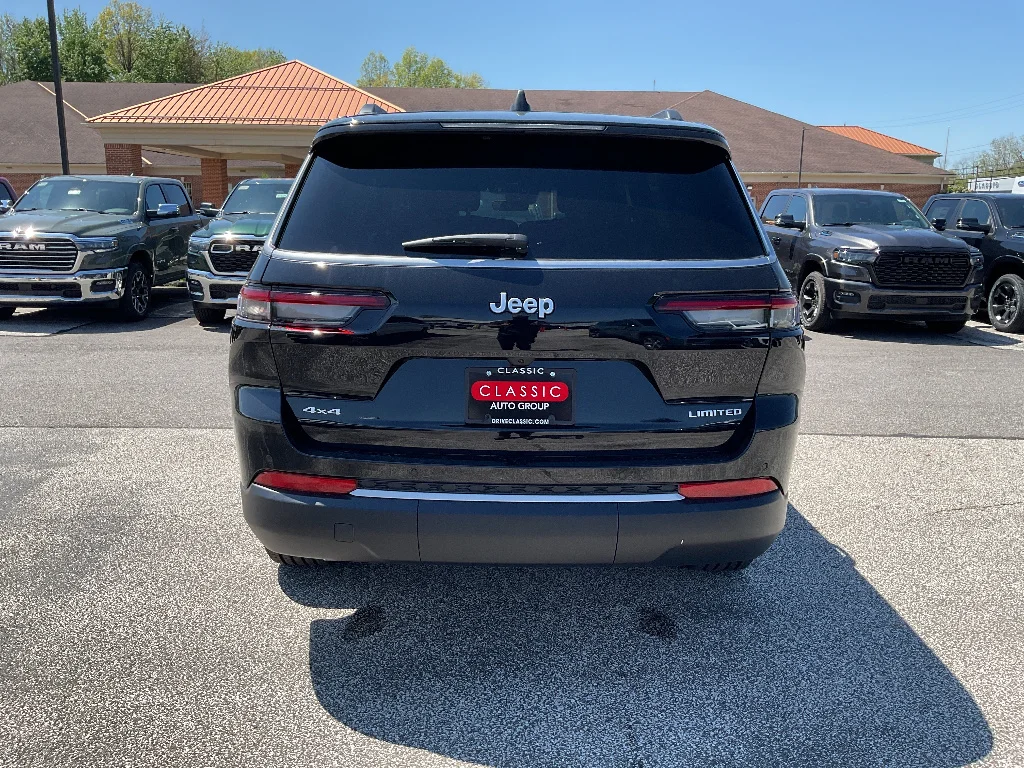 New 2026 Diamond Black Crystal Pearl-Coat Exterior Paint Jeep Limited image 6