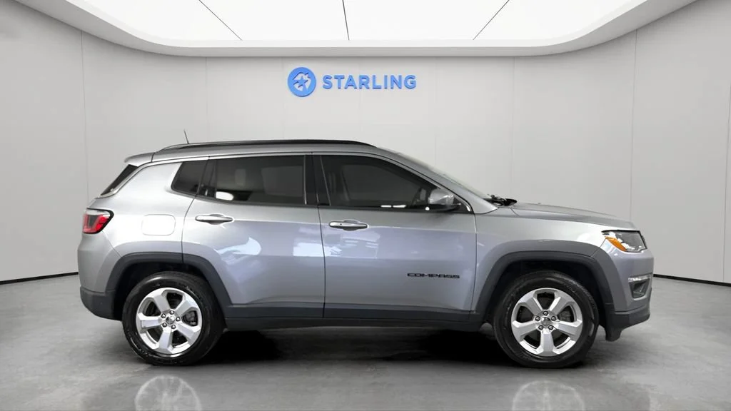 Used 2020 Silver Jeep Latitude FWD image 11