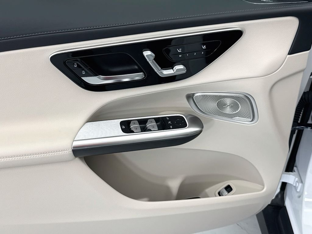New 2027 Moonlight White Metallic Mercedes-Benz GLC 300 image 23