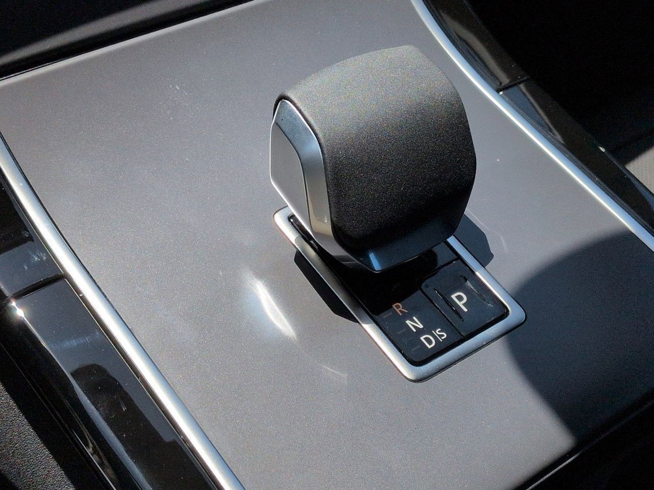 New 2026 Santorini Black Metallic Land Rover S image 18