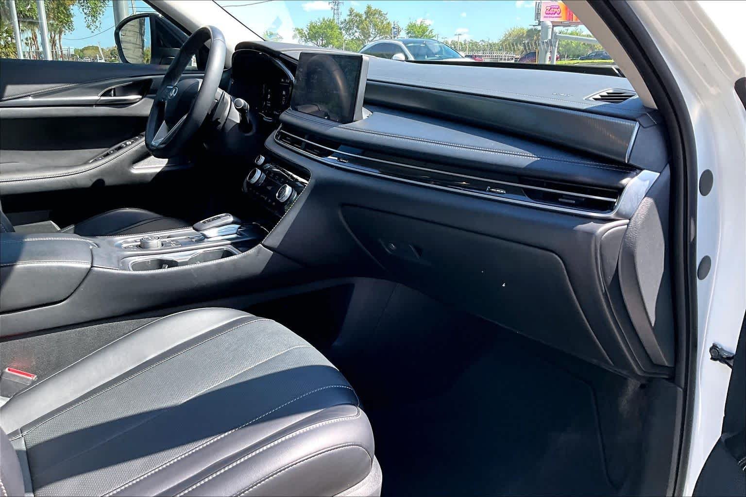 Used 2024 Majestic White INFINITI LUXE image 19