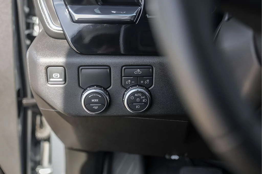 Used 2025 Silver GMC Elevation image 18