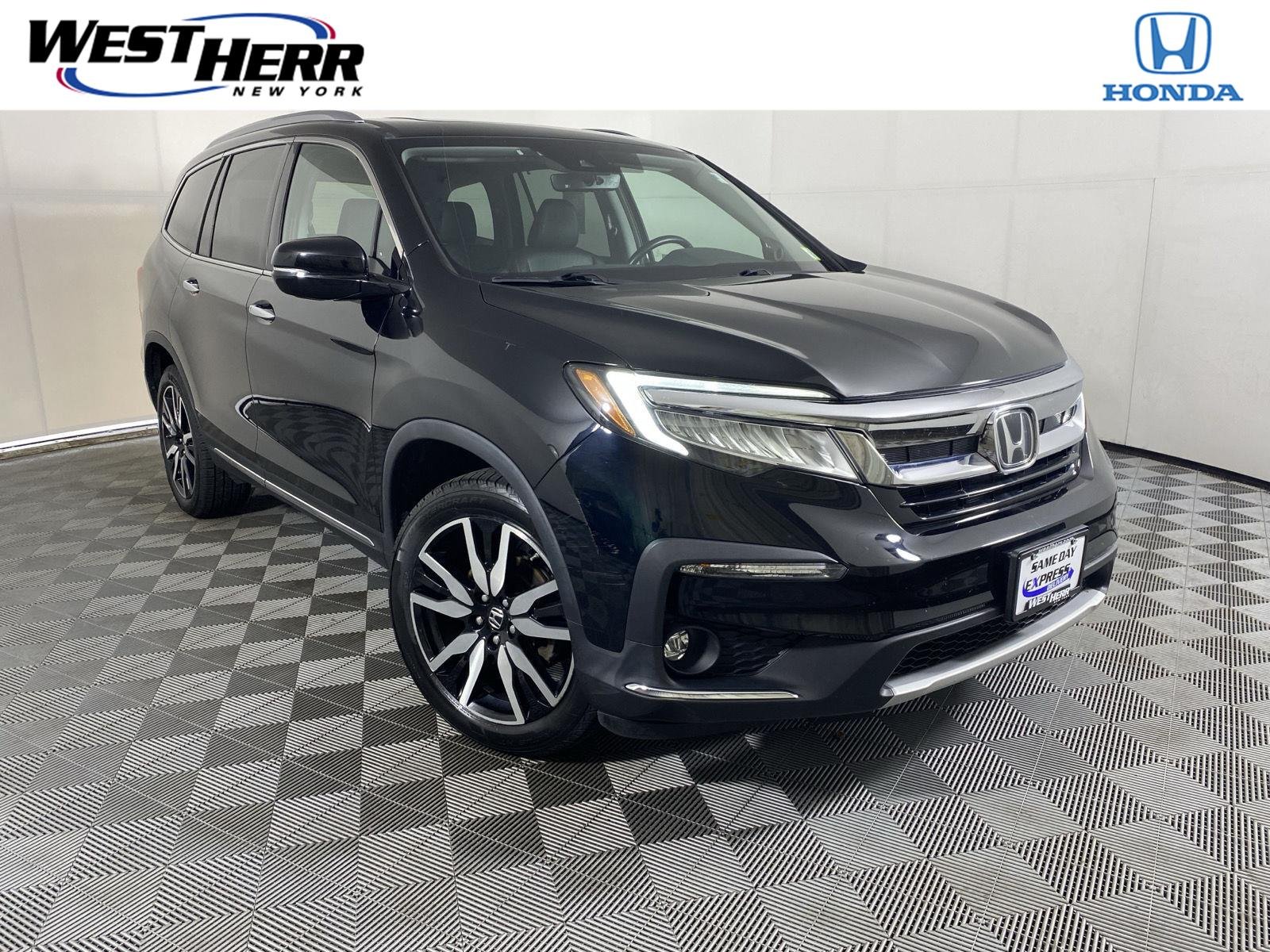 Used 2022 Crystal Black Pearl Honda Touring w/Rear Captain
