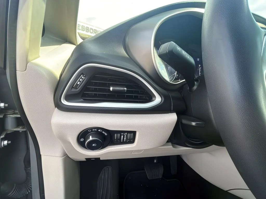 2023 Chrysler Pacifica Touring L - Photo 25