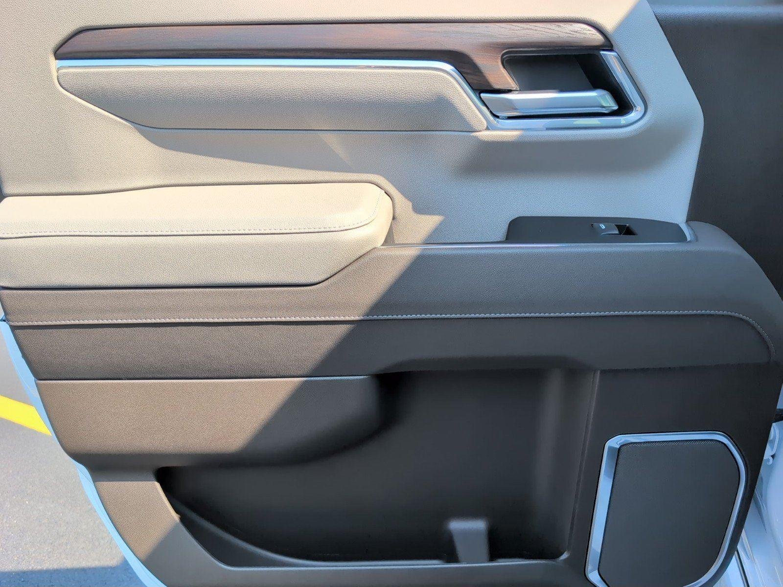 New 2026 Glacier White Tricoat GMC SLT image 36