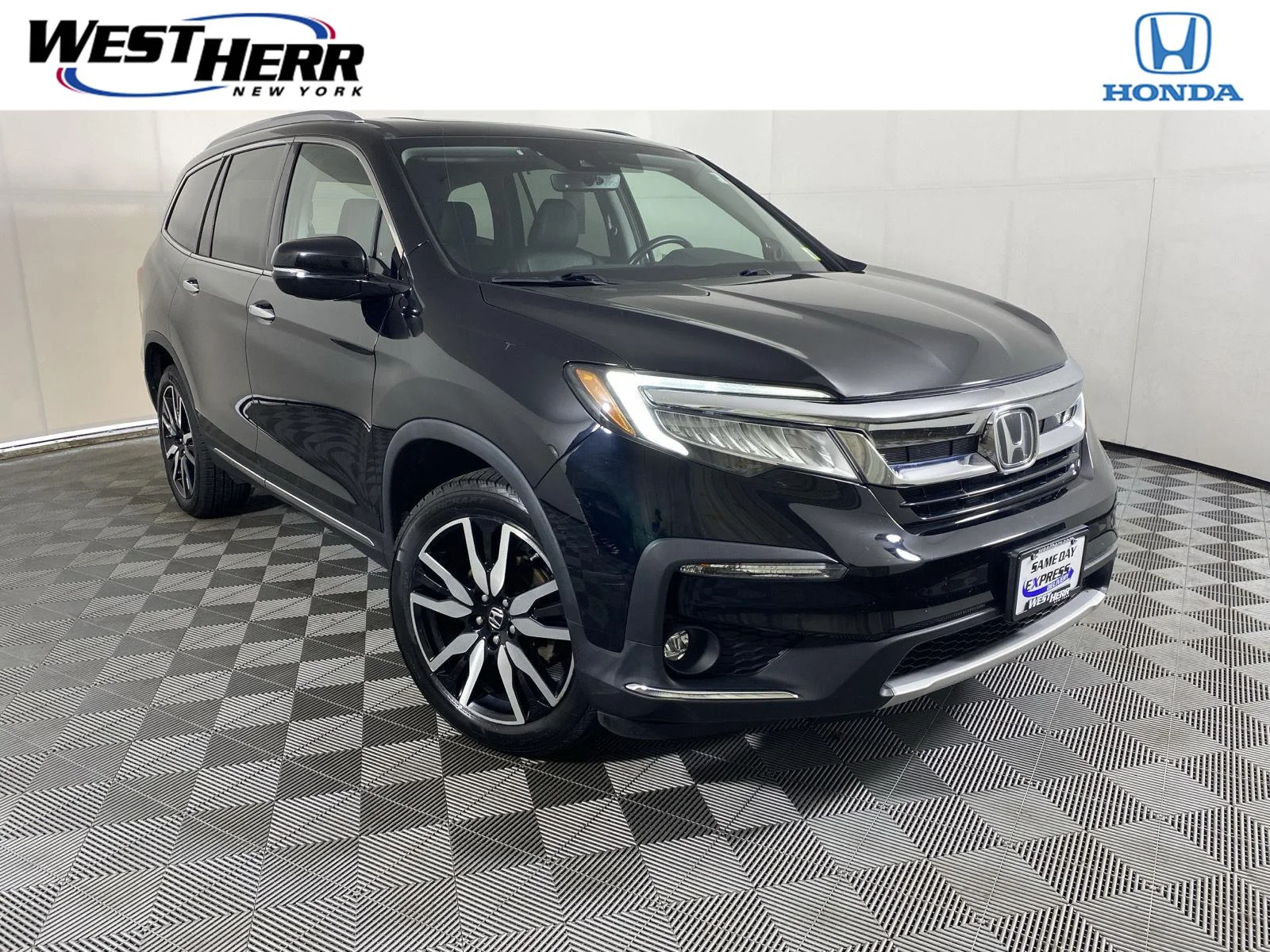 Used 2022 Crystal Black Pearl Honda Touring w/Rear Captain