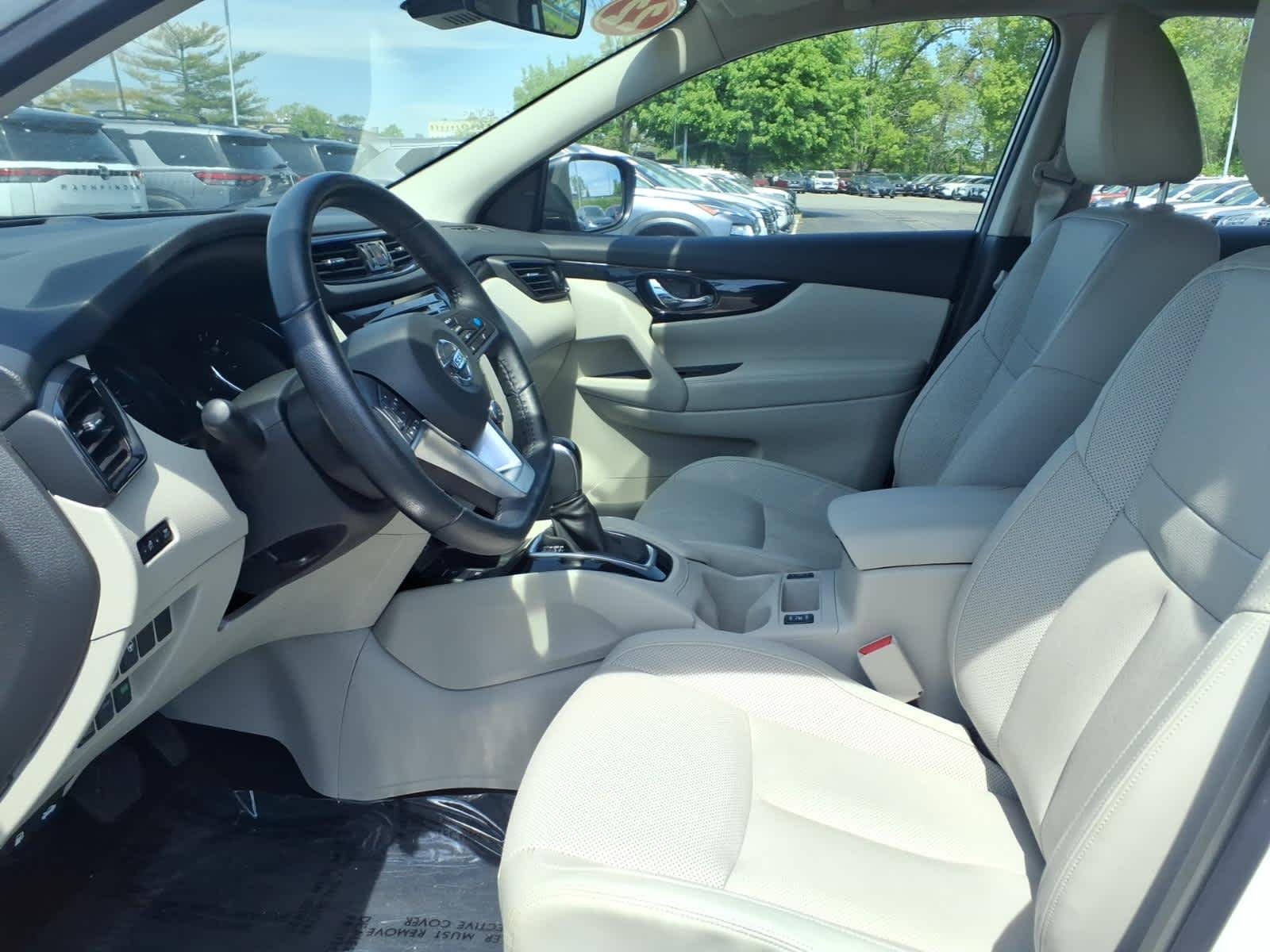 Certified Used 2022 Pearl White Tricoat Nissan SL image 12