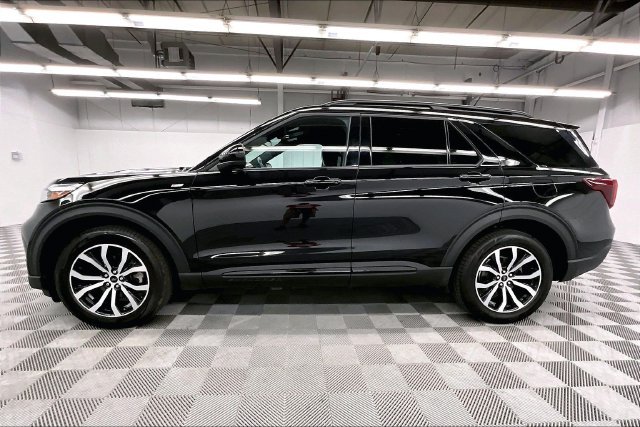 Used 2023 Agate Black Metallic Ford ST-Line image 13