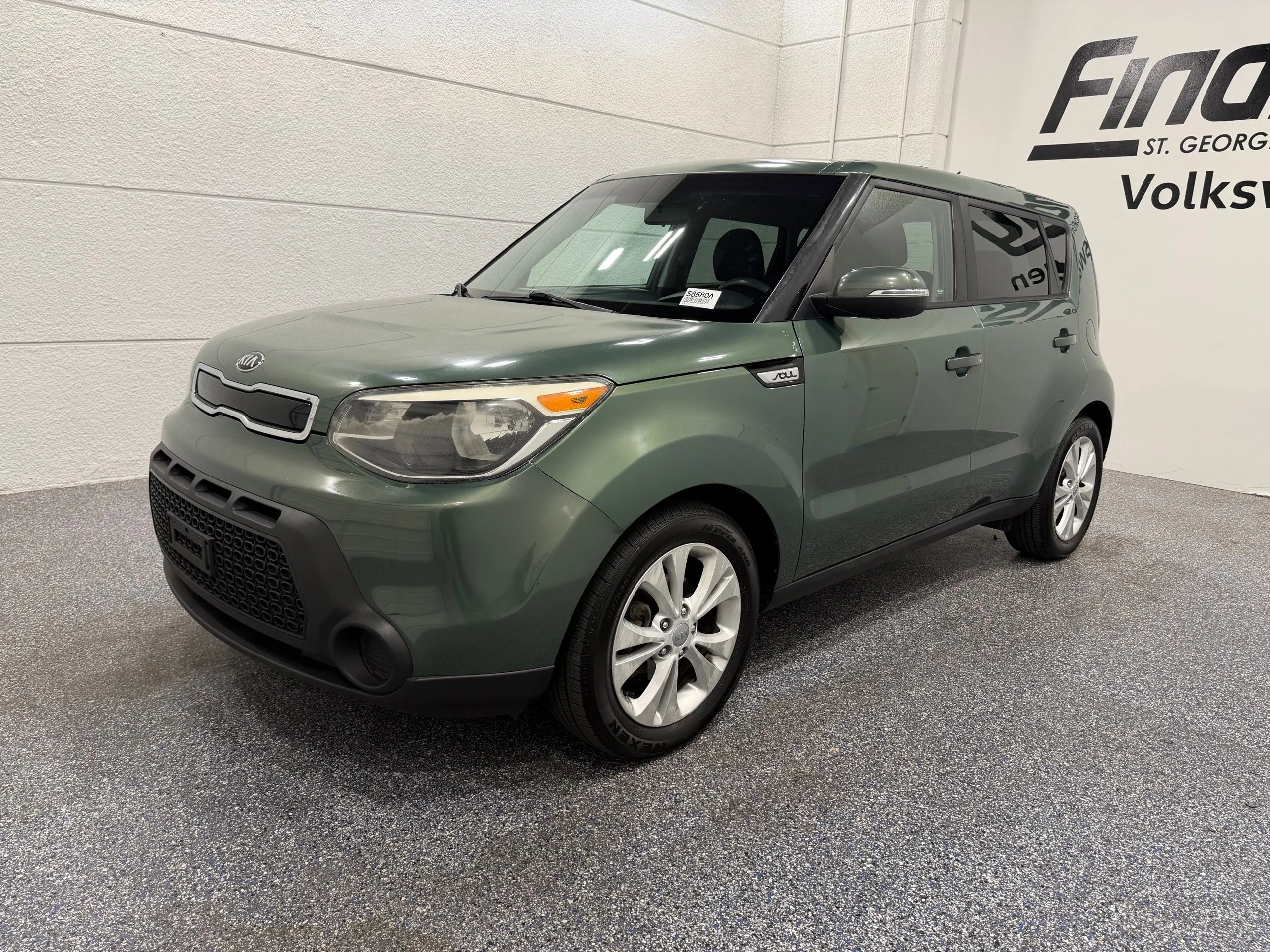 Used 2014 Green Kia Plus image 1