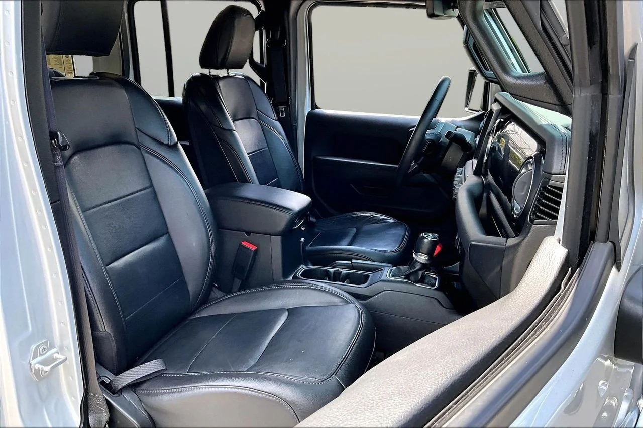 Used 2023 Silver Jeep Sahara image 22
