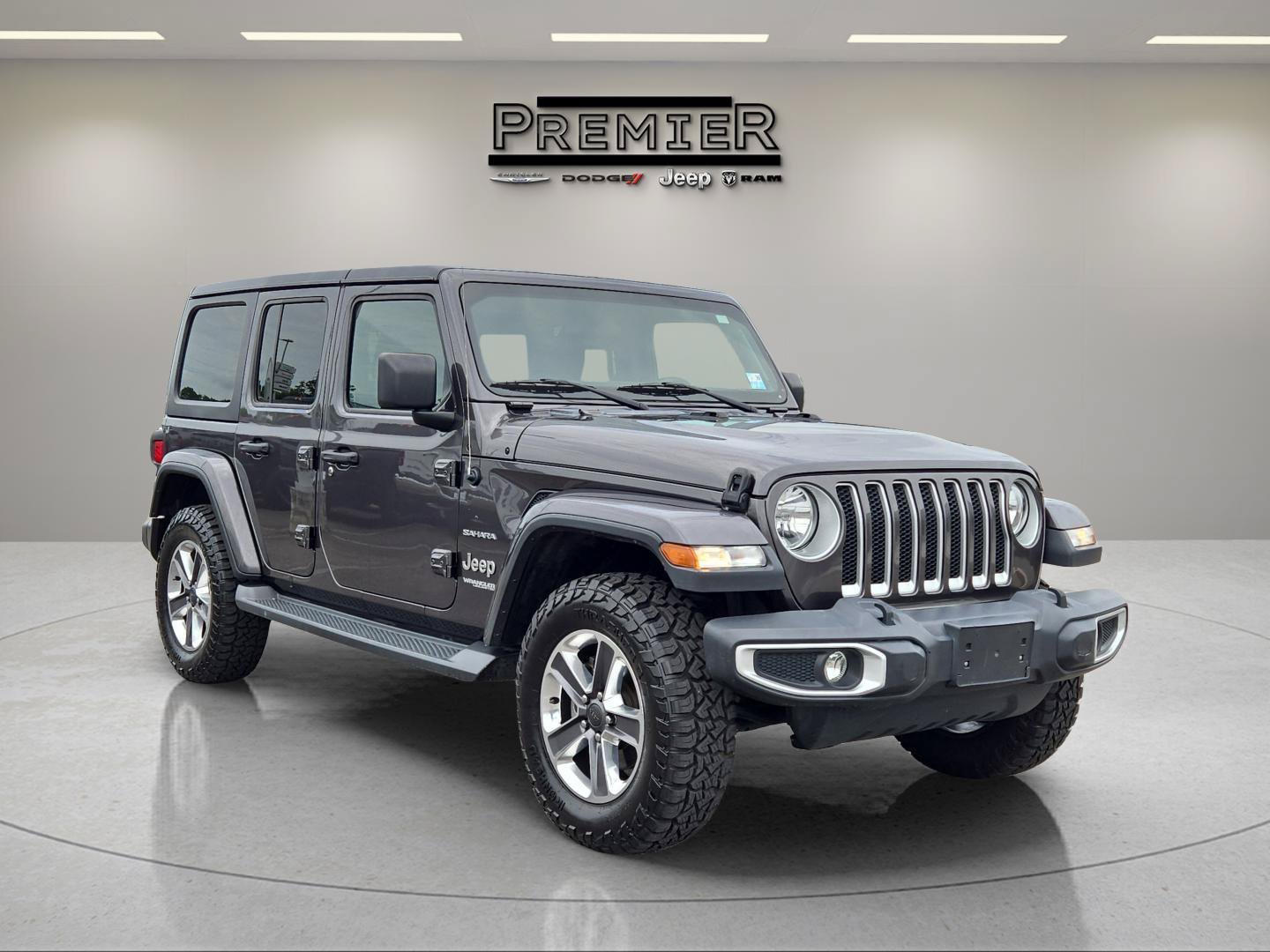 Used 2020 Gray Jeep Sahara image 3