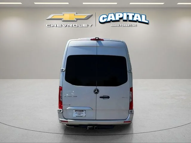 Used 2021  Mercedes-Benz Cargo 170 WB image 5