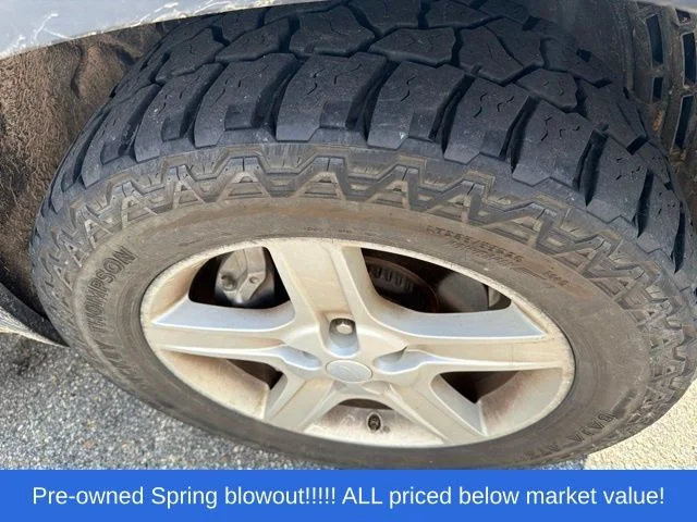 Used 2020  Land Rover SE image 11