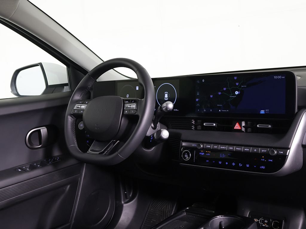 Used 2025 White Hyundai SEL image 33