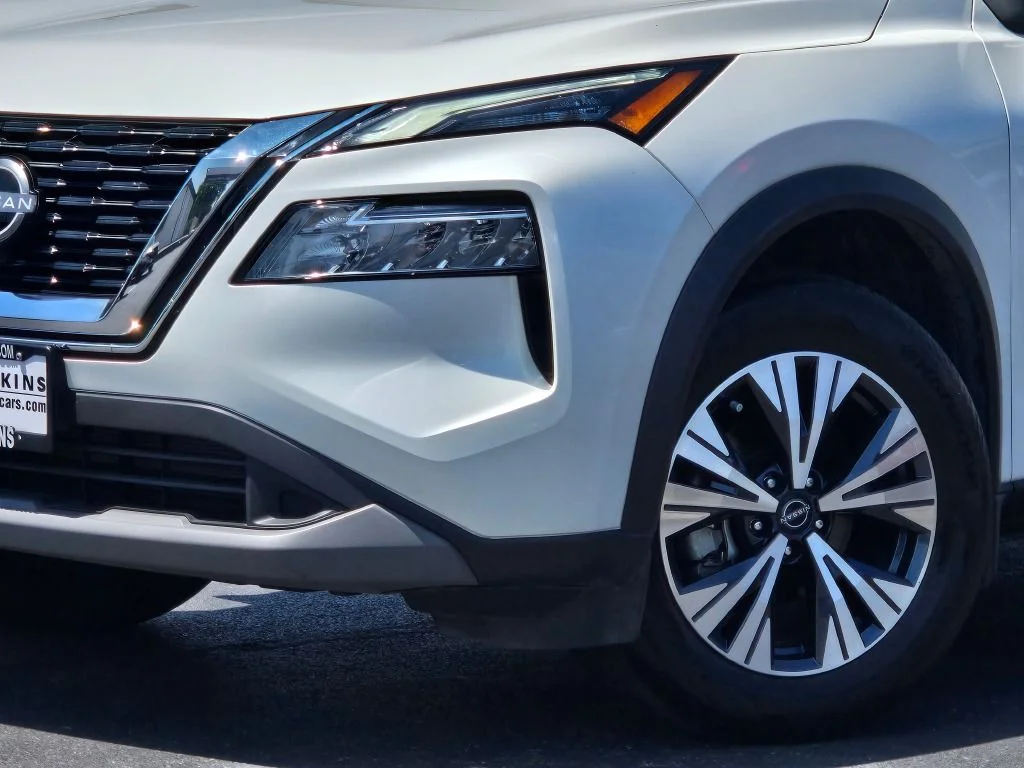 Used 2023 White Nissan SV image 2