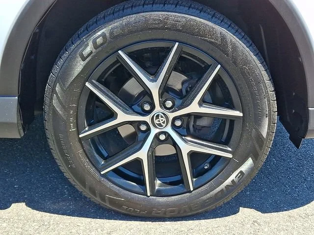 Used 2018 White Toyota SE image 9