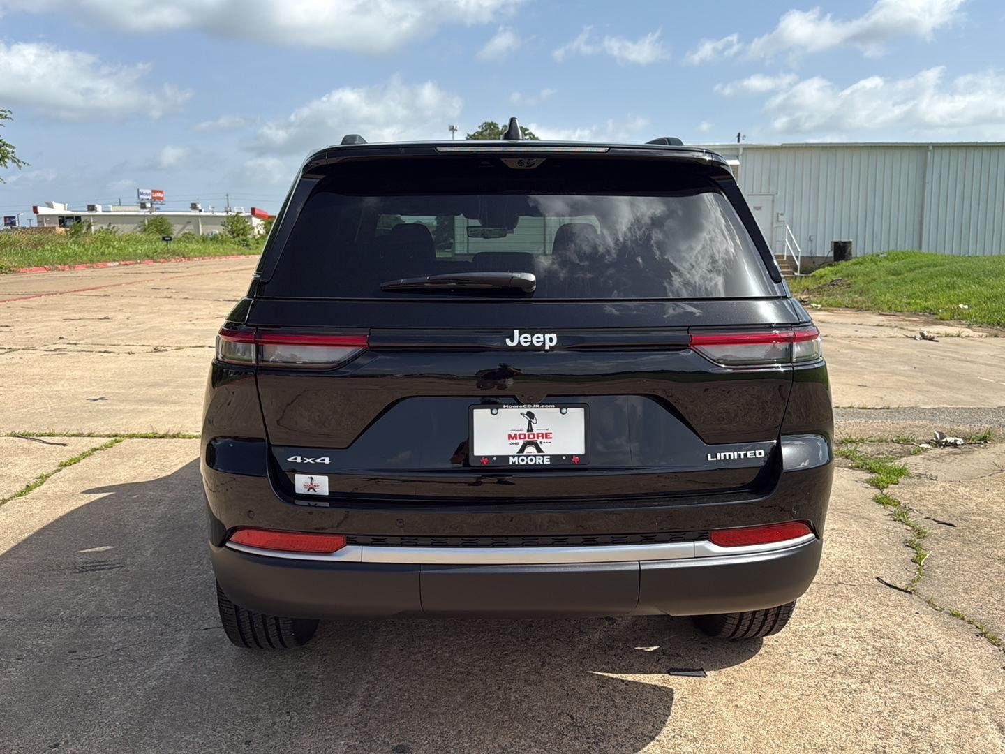 New 2026 Diamond Black Crystal Pearlcoat Jeep Limited image 6