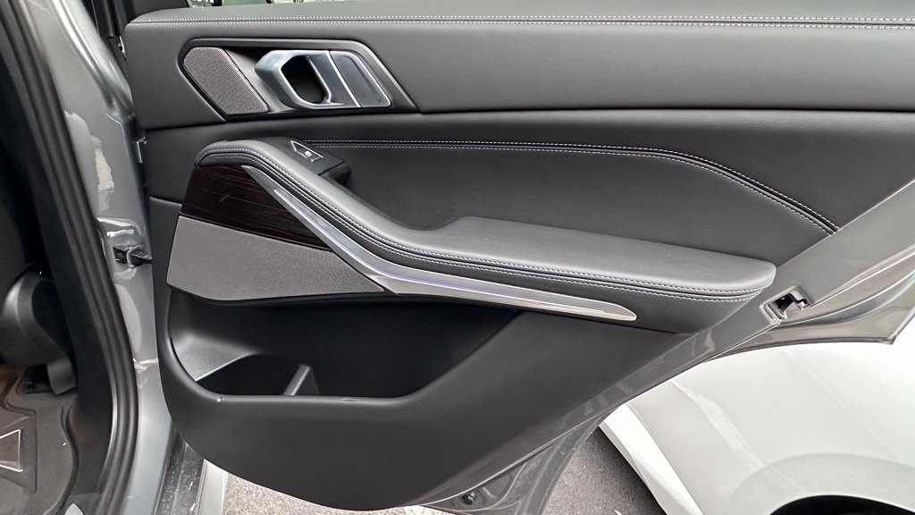 Used 2026 Skyscraper Grey Metallic BMW xDrive40i image 8