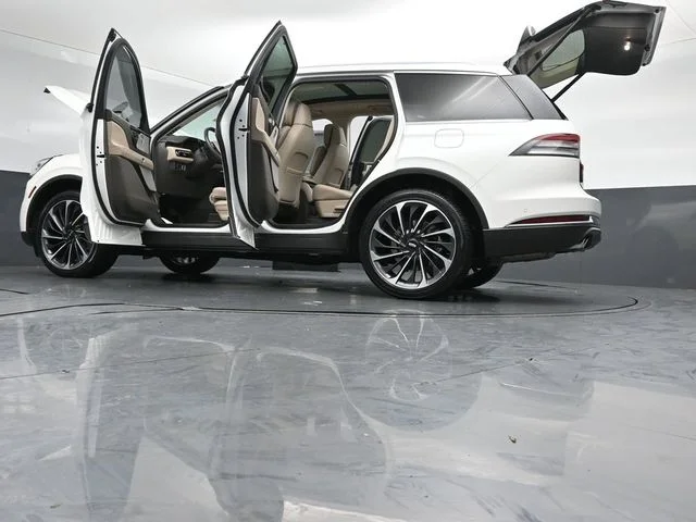 Used 2024 White Lincoln Reserve image 59