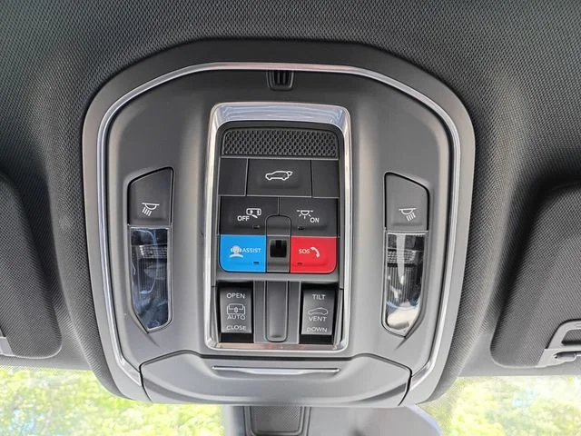 New 2026 Silver Zynith Exterior Paint Jeep Altitude image 18