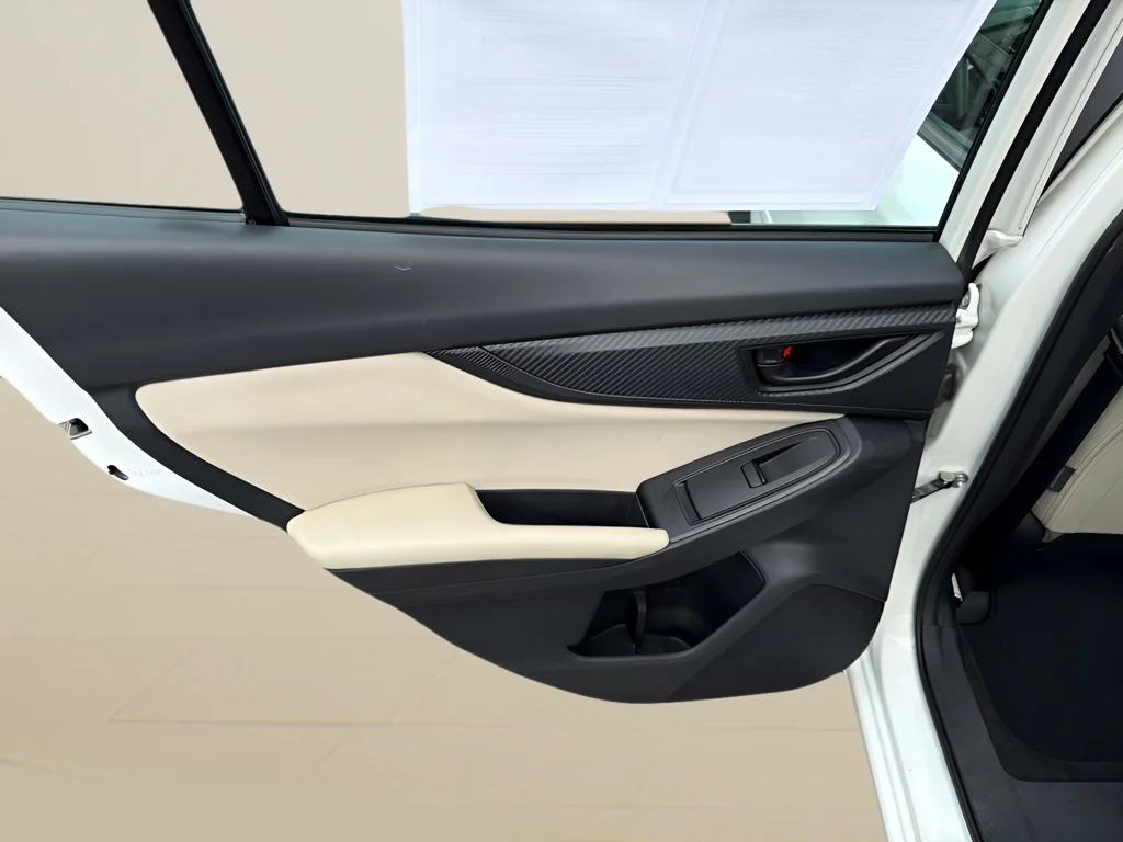 Used 2020 White Subaru Base image 19