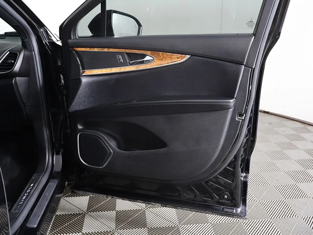 Used 2017 Black Lincoln Select image 21