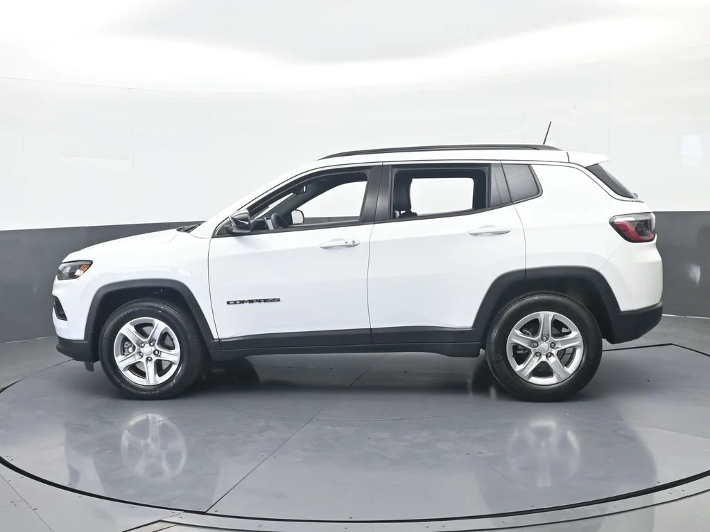 Used 2023 Bright White Clearcoat Jeep Latitude image 3