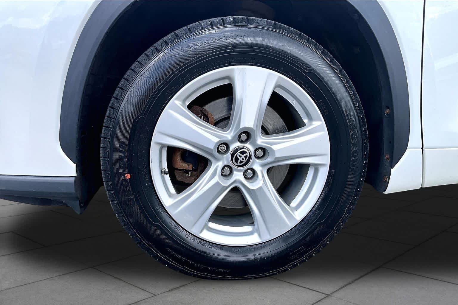 Used 2023 Wind Chill Pearl Toyota LE image 11