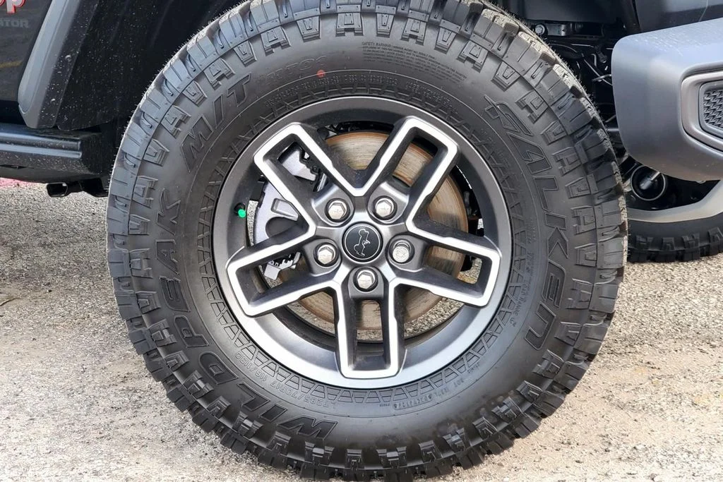 New 2025 Black Jeep Mojave image 3