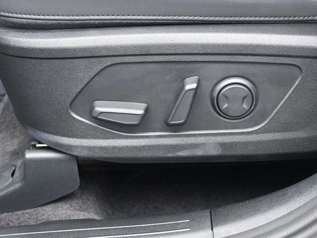 Used 2025 Glacial White Pearl Kia EX image 11