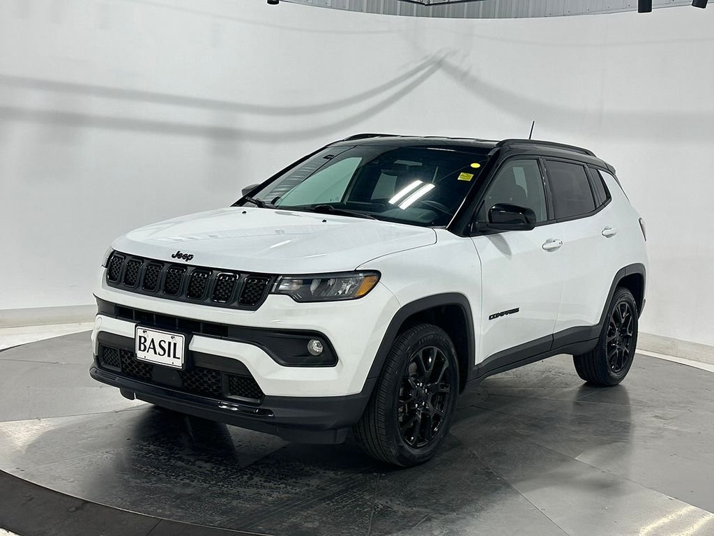 Used 2023 White Jeep Latitude image 8