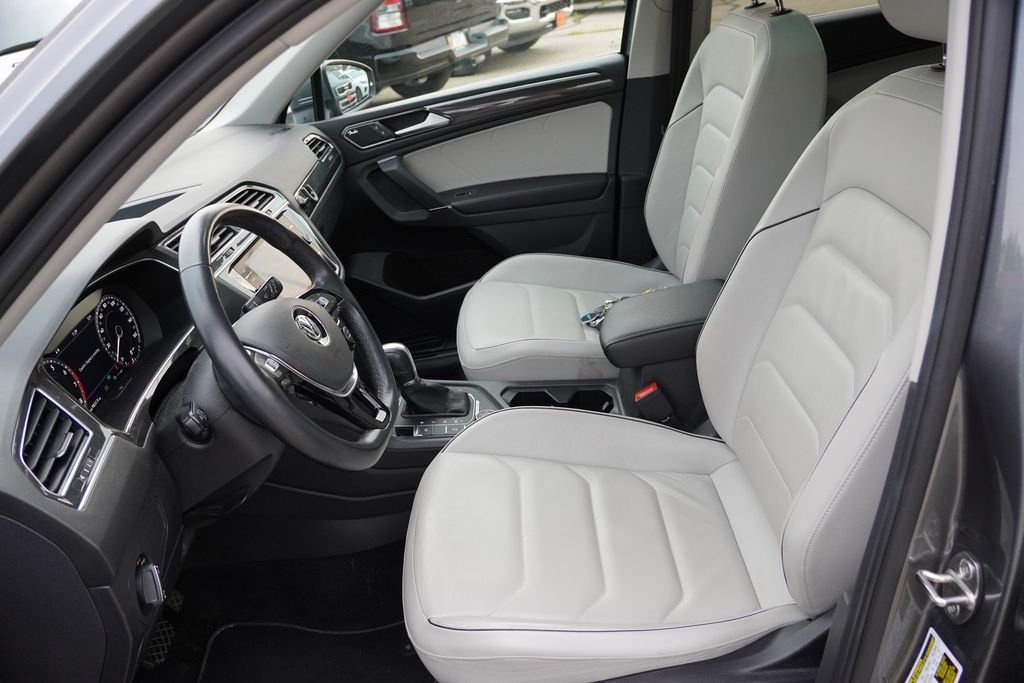 Used 2018 Platinum Gray Metallic Volkswagen 2.0T SEL Premium image 4