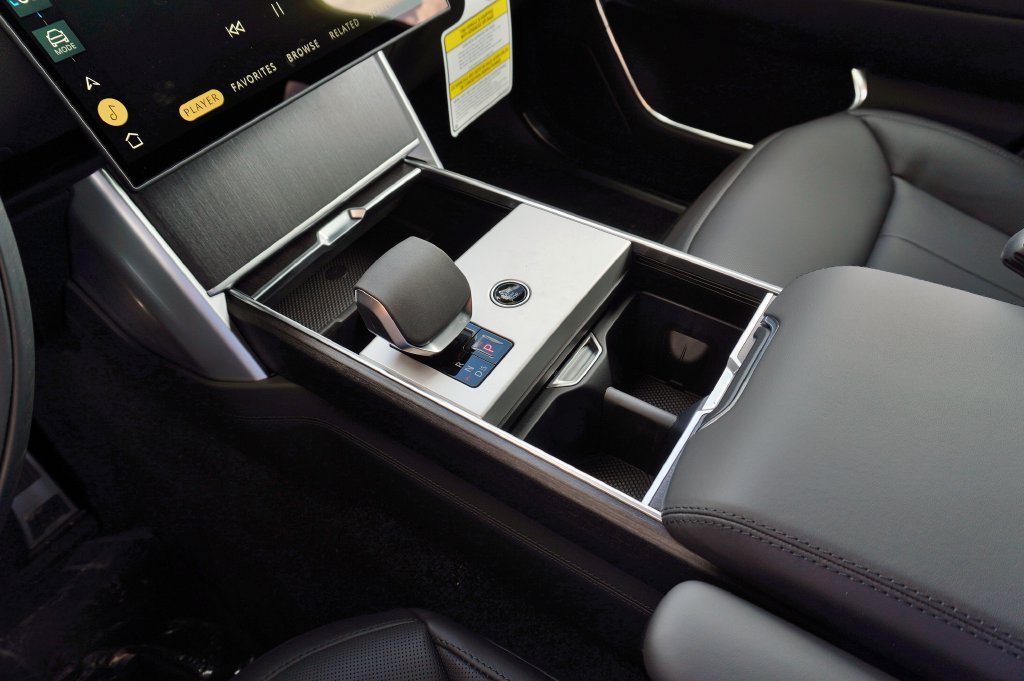 New 2026 Santorini Black Land Rover SE image 25