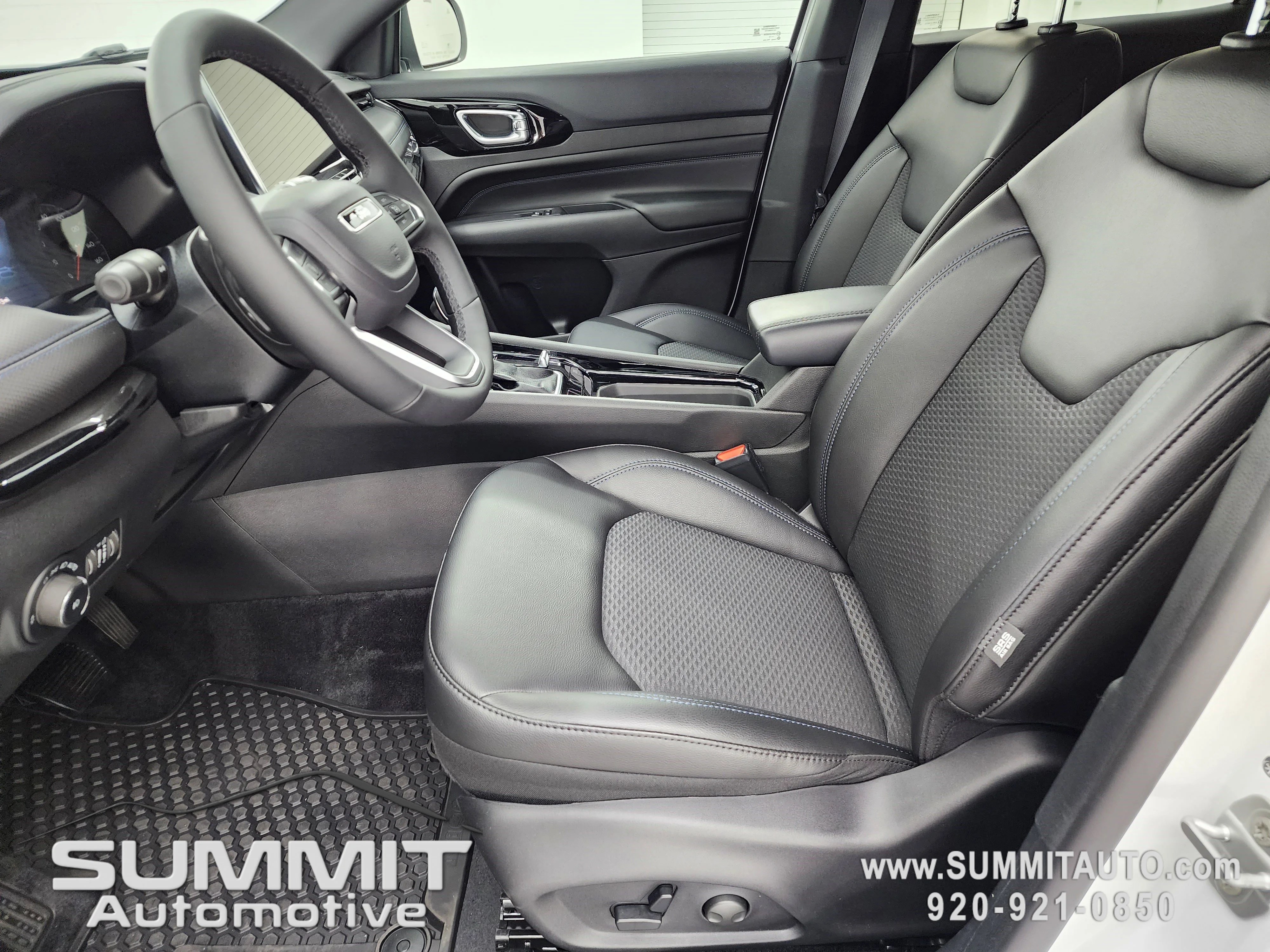 New 2026 Bright White Clearcoat Jeep Latitude image 8