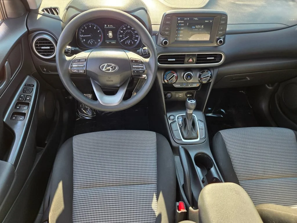Used 2021 Lunar White Hyundai SE image 12