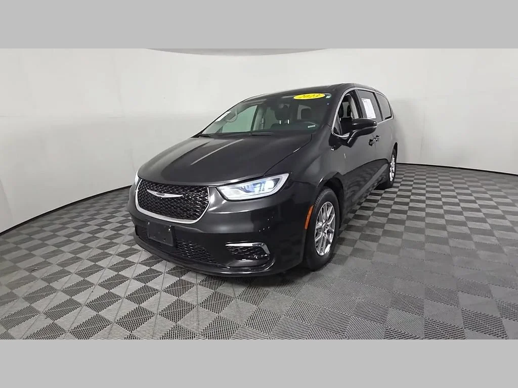 Used 2023 Brilliant Black Crystal Pearlcoat Chrysler Touring L image 50
