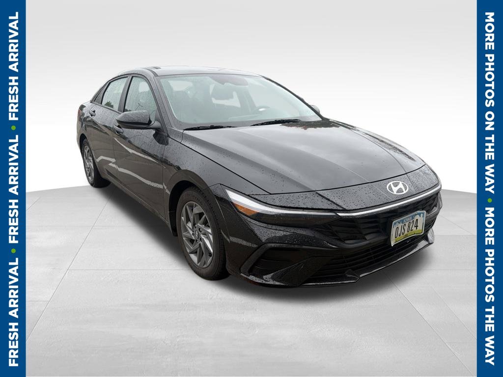 Used 2024 Black Hyundai SEL image 1