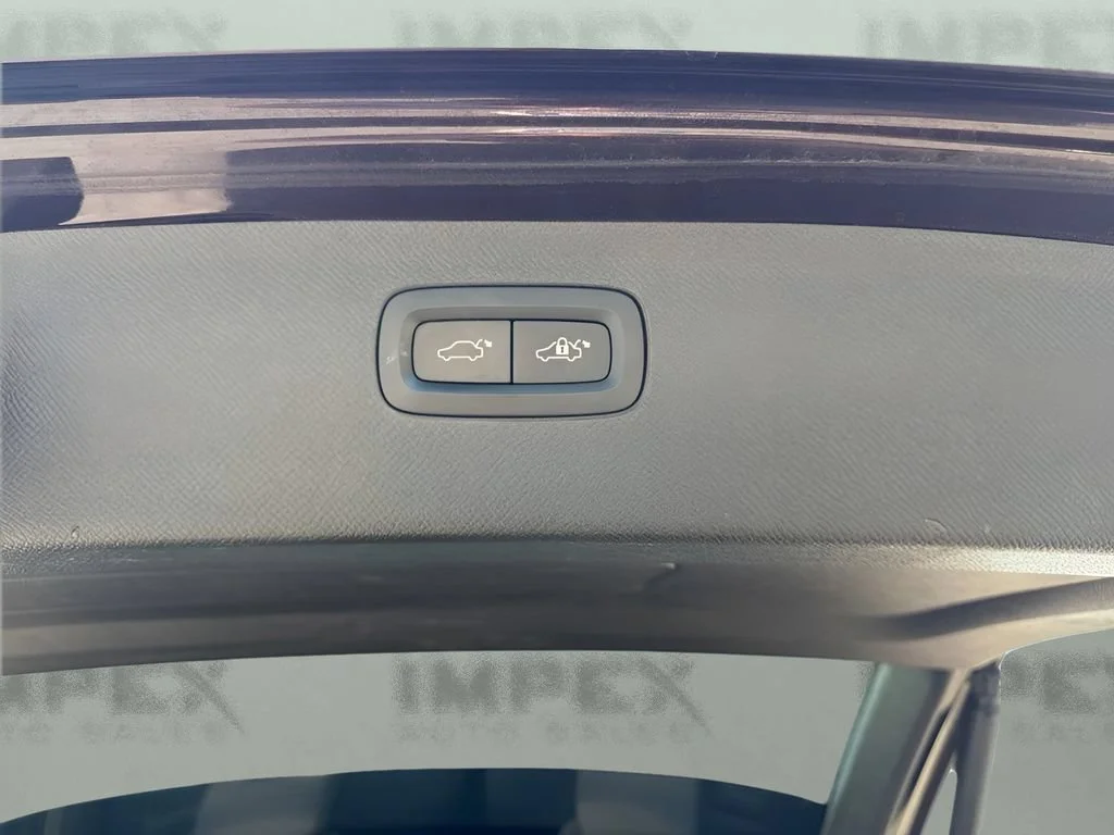 Used 2018  Volvo Momentum image 30