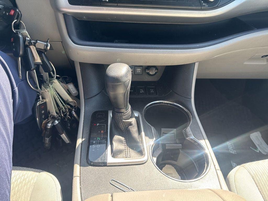 Used 2019 Blizzard Pearl Toyota LE image 12