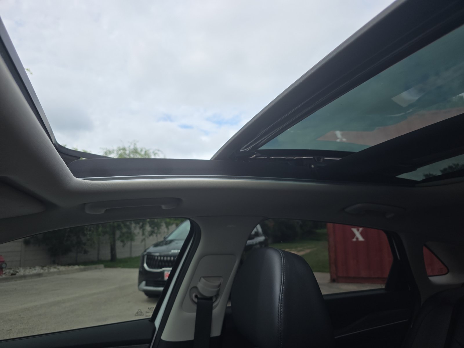 Certified Used 2025 Snow White Pearl Kia EX image 17
