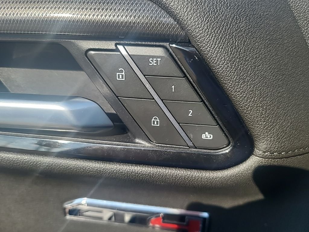 Used 2025 White GMC AT4 image 20
