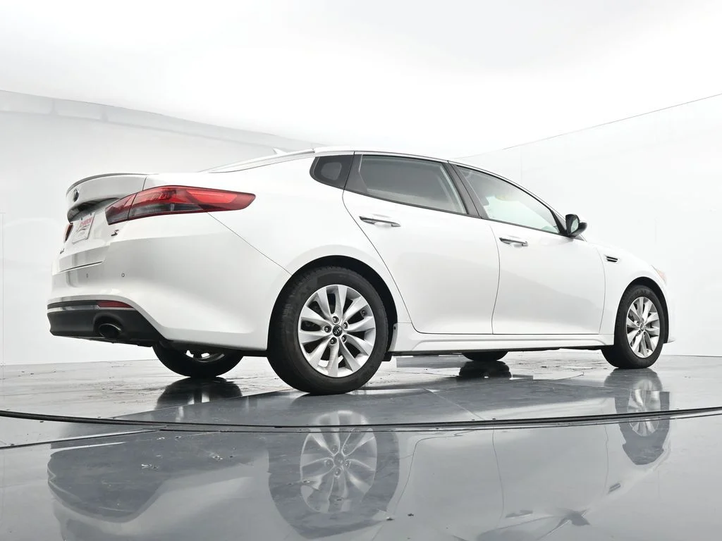 Used 2018 White Kia S image 33
