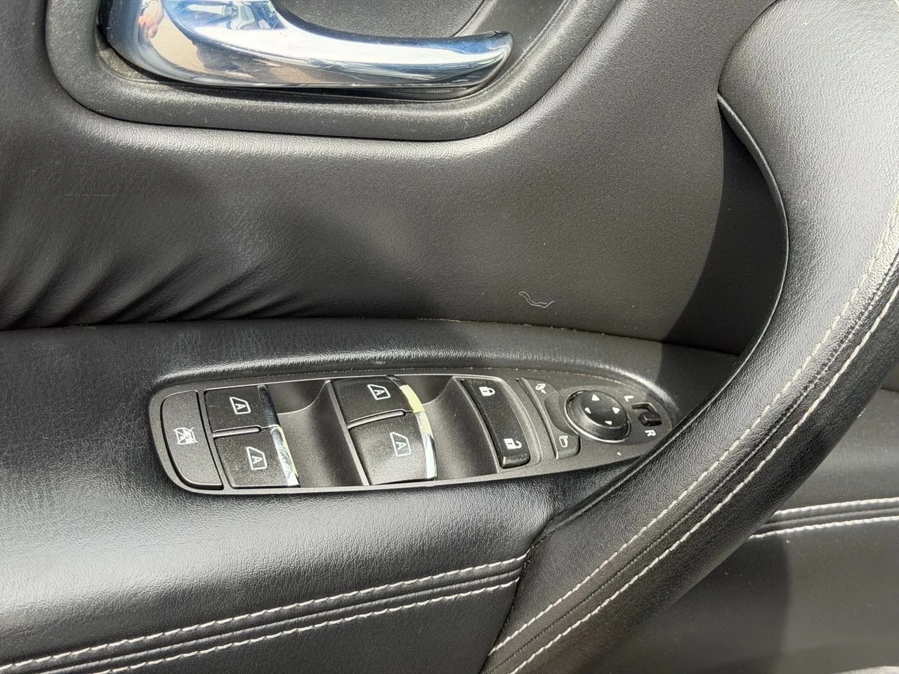 Used 2018 Brilliant Silver Nissan SL image 17