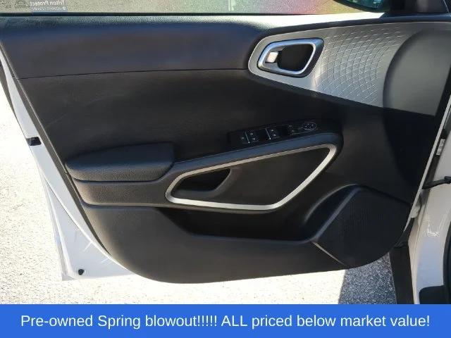 Used 2022 White Kia LX image 20