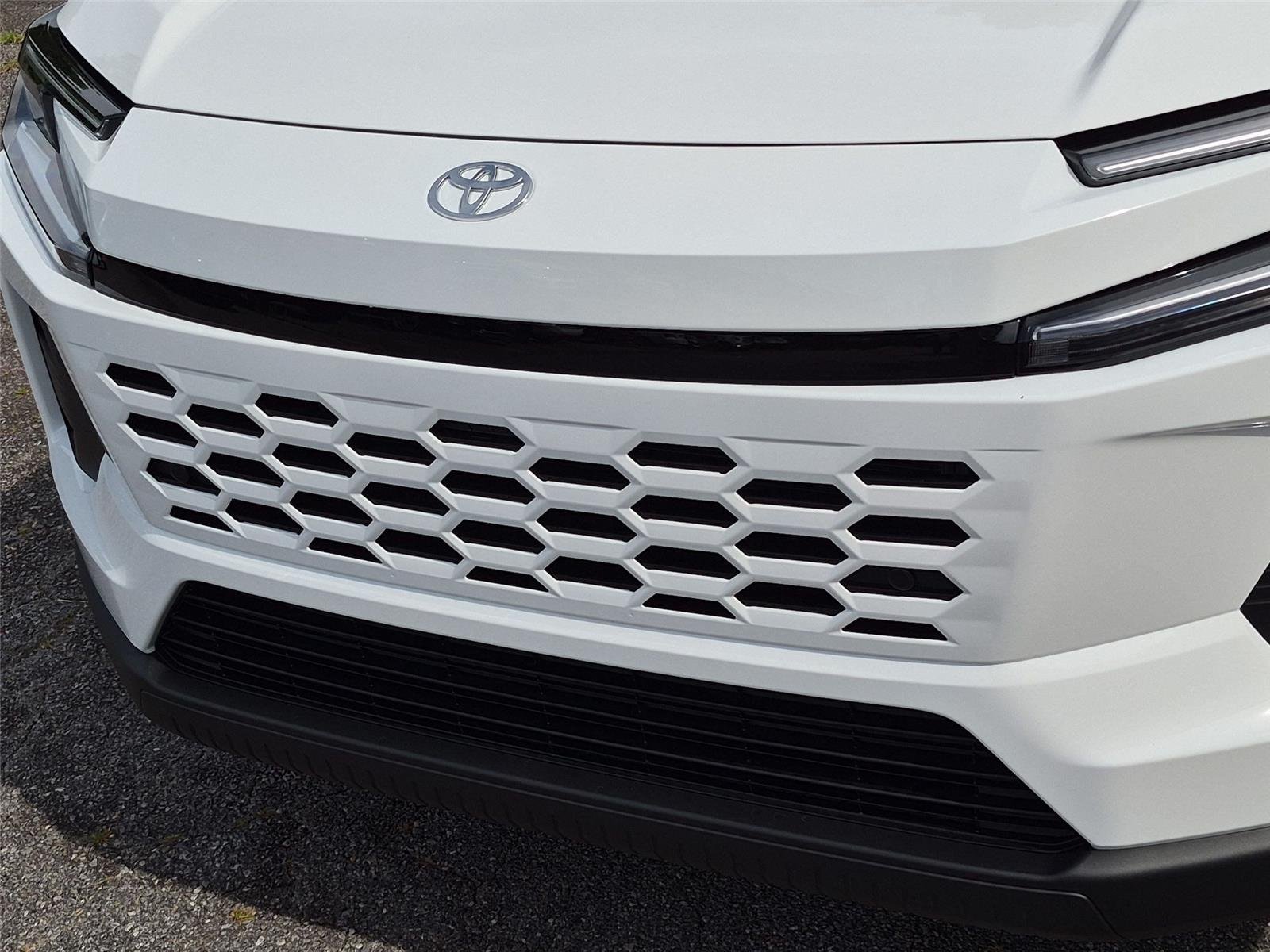 New 2026 Ice Cap Toyota XLE Premium image 13