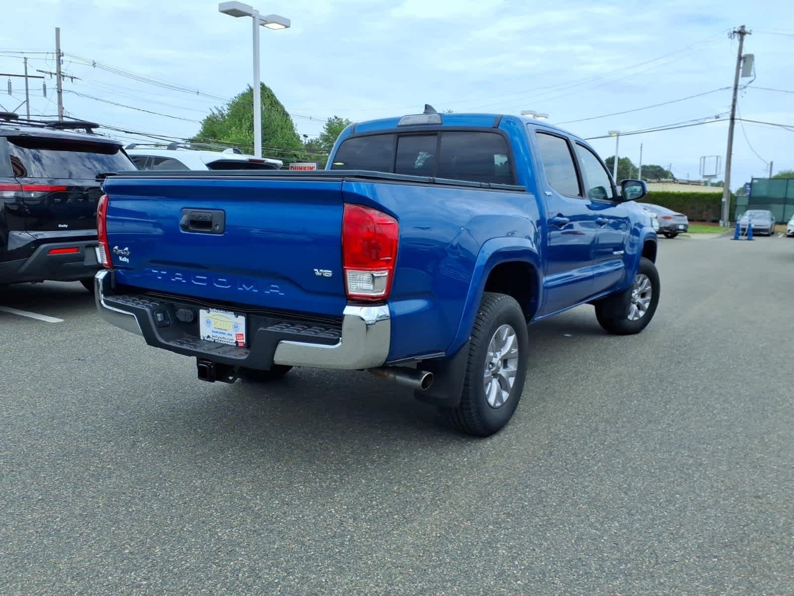 Used 2017 Blazing Blue Pearl Toyota SR5 image 5