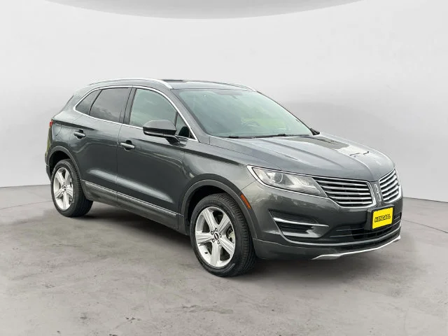 Used 2017 Magnetic Gray Metallic Lincoln Premiere image 3