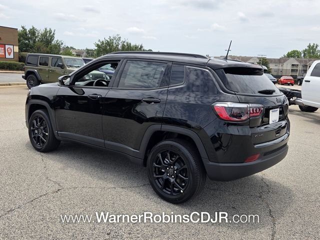 New 2026 Diamond Black Crystal Pearl-Coat Exterior Paint Jeep Latitude image 9